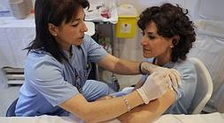 Una enfermera recibe una vacuna contra la gripe. / Reuters