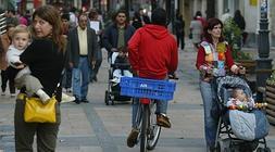 Un joven circula en bici por la calle Dato. / Igor Aizpuru