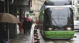 El tranvía, a su paso por General Álava. /R. Gutiérrez