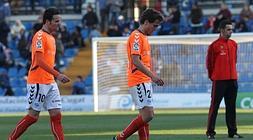 Los jugadores se retiran cabizbajos tras la derrota.