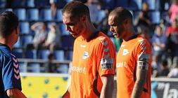 Los jugadores cabizbajos tras la conclusión del partido./ Blanca Castillo