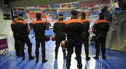 Ertzainas se encargan de la seguridad en un evento deportivo. /Iosu Onandia