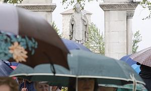 Alaveses suben a Armentia el día de San Prudencio paraguas en mano./ Rafa Gutiérrez