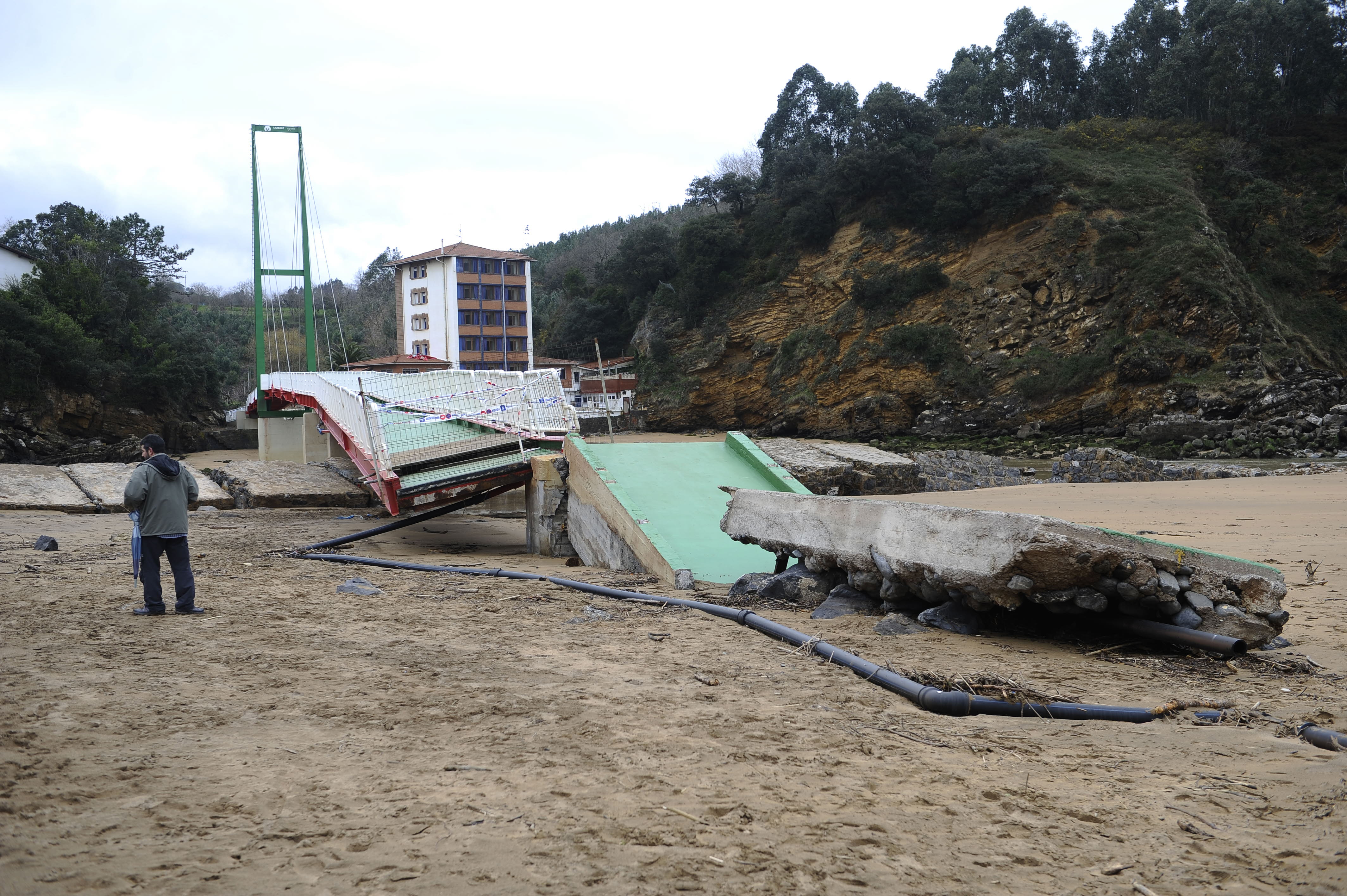 La pasarela de Pobeña será reparada tras el último temporal