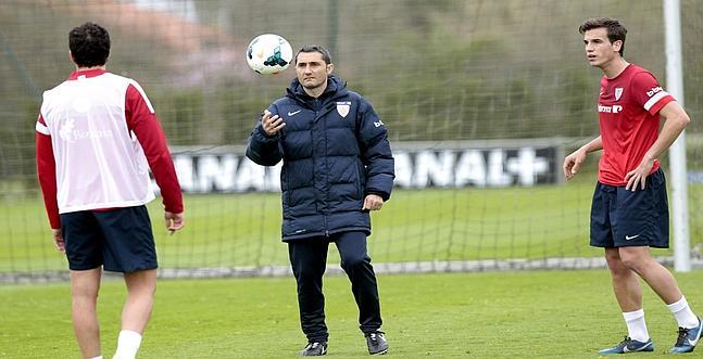 Ernesto Valverde durante el entrenamiento de ayer.