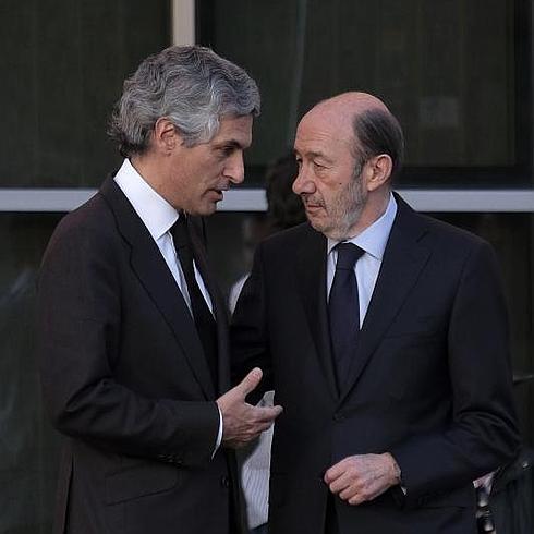 Alfredo Pérez Rubalcaba consuela al hijo de Adolfo Suárez en Madrid. 