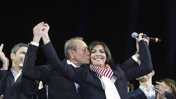 Anne Hidalgo celebra la victoria.