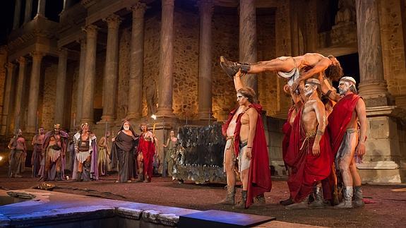 La obra se estrenó en el espectacular teatro romano de Mérida y después se adaptó al teatro a la italiana.