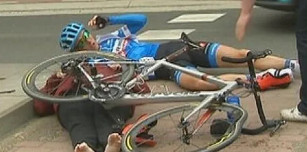 La mujer y el ciclista, tras el accidente.