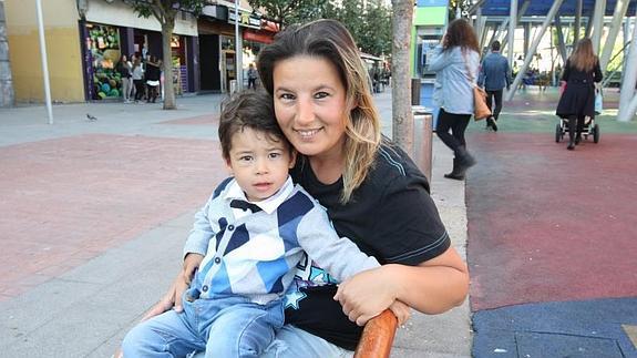 Mariana quiere dar a su hijo una infancia diferente a la suya.