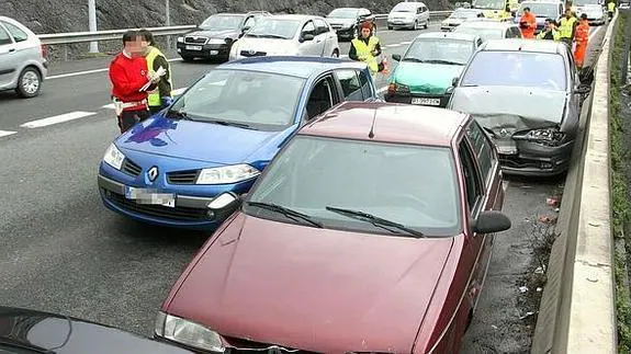 Varios coches accidentados en la A-8 a la altura de El Fango.