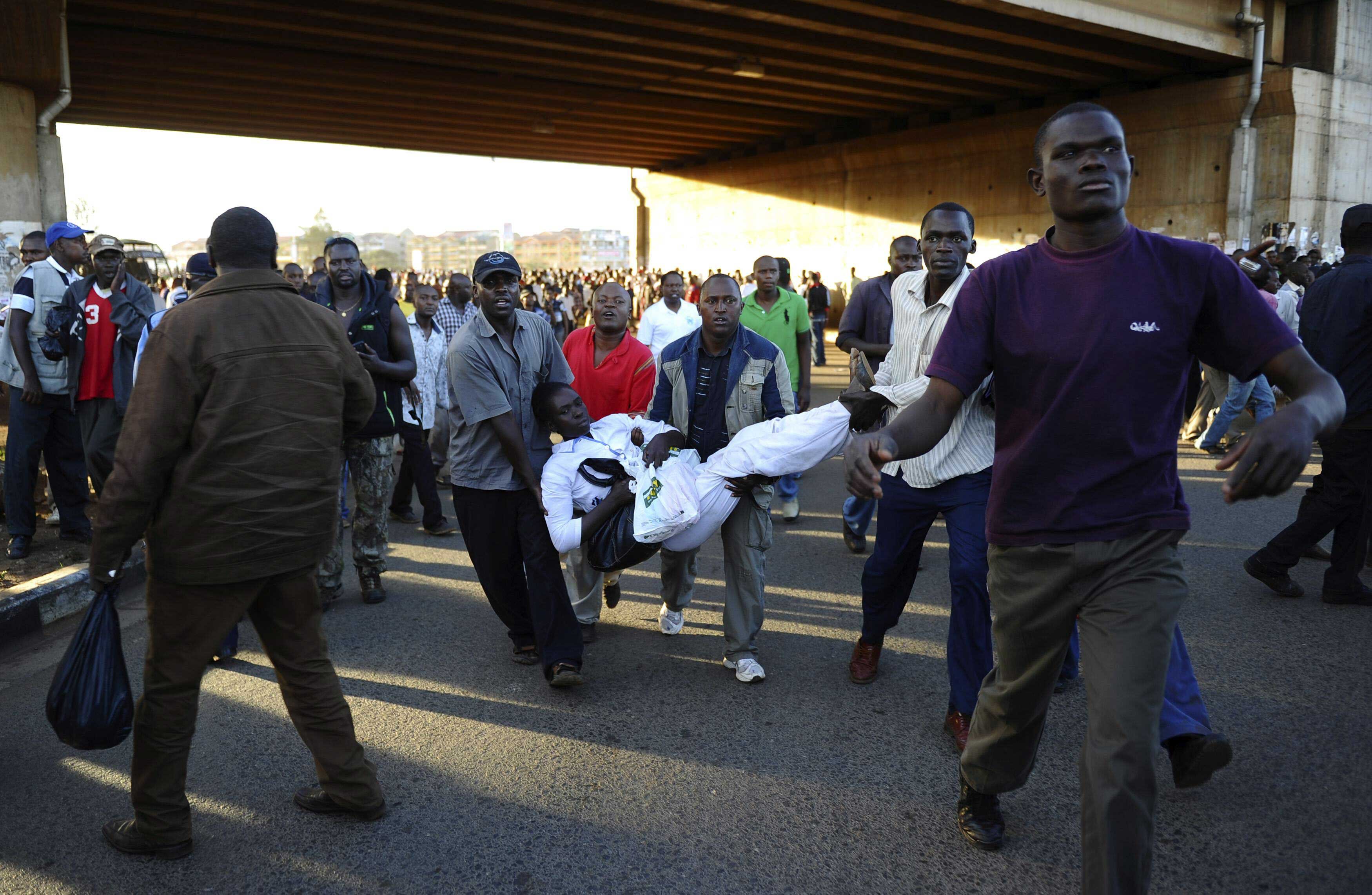 Traslado de un herido en el atentado de ayer en Nairobi.