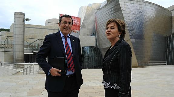 José Luis Bilbao, diputado general de Bizkaia, posa junto a Josune Ariztondo frente al Guggenheim Bilbao Museoa.