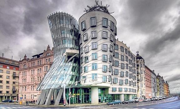 La Casa Danzante de Praga, que construyó en colaboración con el arquiecto checo Vlado Milunik (1996).