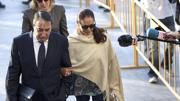 Isabel Pantoja y su abogado en una de las vistas del juicio.