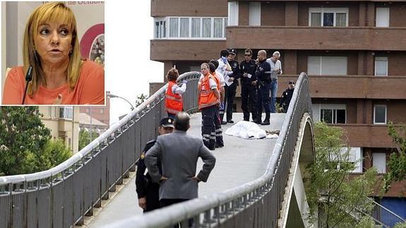 El cuerpo de Isabel Carrasco ha quedado tendido sobre el suelo de un puente