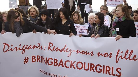 Carla Bruni y Valerie Trierweiler estuvieron en primera fila de la movilización.