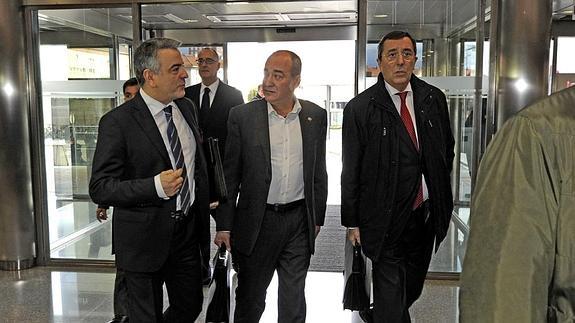 Los diputados generales de Álava, Gipuzkoa y Bizkaia, Javier de Andres, Martin Garitano y José Luis Bilbao. 