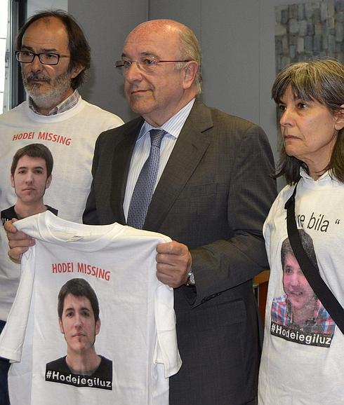 Almunia sostiene la camiseta con la foto de Hodei en presencia de sus padres. 