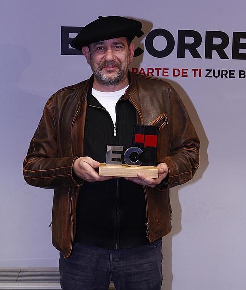 El actor, con el premio en la redacción de EL CORREO