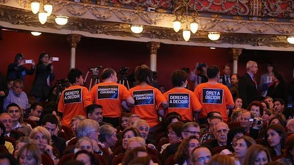 Momento en el que los parlamentarios se han puesto en pie en el Teatro Arriaga.