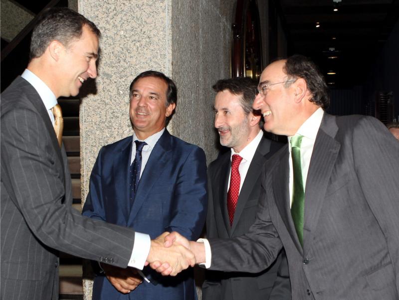 El Príncipe de Asturias saluda Antón Barrenechea, Josu Jon Imaz e Ignacio Sanchez Galán. 