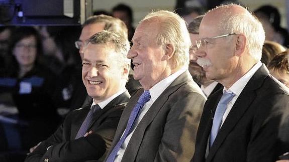 Dieter Zetsche, a la derecha, junto al Rey Juan Carlos y el lehendakari Urkullu, este martes en VItoria. 