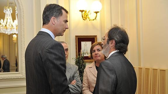El padre de Hodei, Pablo Egiluz, charla con el Príncipe Felipe en el Teatro Arriaga, el pasado 19 de abril.