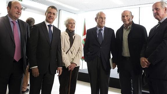 El presidente del PNV Andoni Ortuzar, el lehendakari, Iñigo Urkullu, Aintzane Aguirre (hija de José Antonio Aguirre), los exlehendakaris Garaikoetxea e Ibarretxe, y el expresidente del Parlamento vasco, Juan María Atutxa.