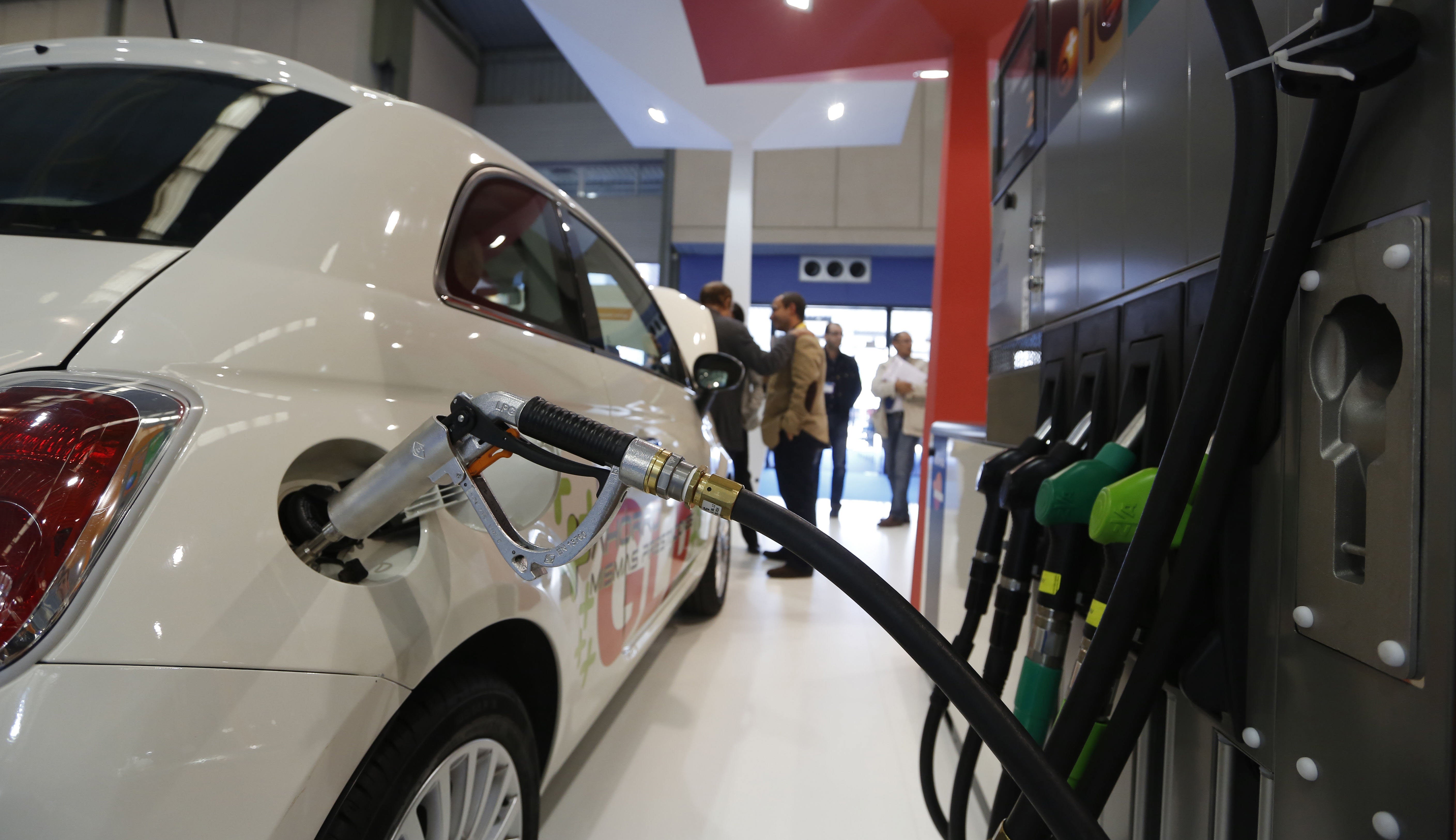 Prueba de carga de un vehículo propulsado con gas licuado de petróleo (GLP) en el V Salón Vehiculo y Combustible alternativos en Valladolid. 