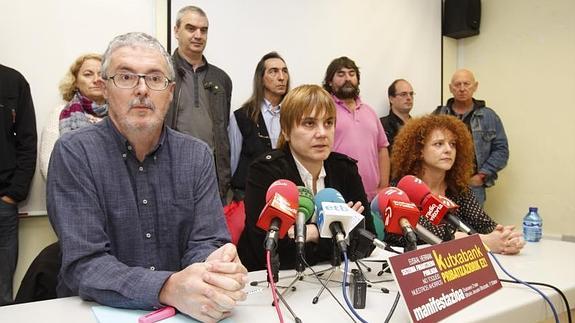 'Txiki' Muñoz (izquierda) y Ainhoa Etxaide (centro) presentaron ayer en Vitoria la manifestación contra la privatización de Kutxabank del 21 de junio en Bilbao.