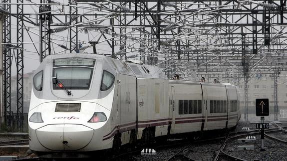 Un tren híbrido de la línea de alta velocidad Galicia-Madrid.