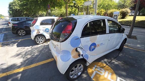 Dos coches eléctricos de Ibilek conectados a la red para su recarga.