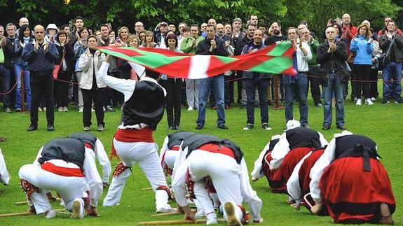 Euskalkien jagoleei omenaldia