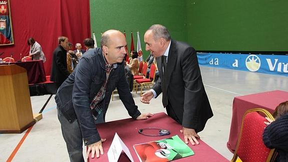Gorka Ortiz de Guinea, juntero de Bildu, habla con Ramiro González, del PNV, antes de comenzar el pleno.  