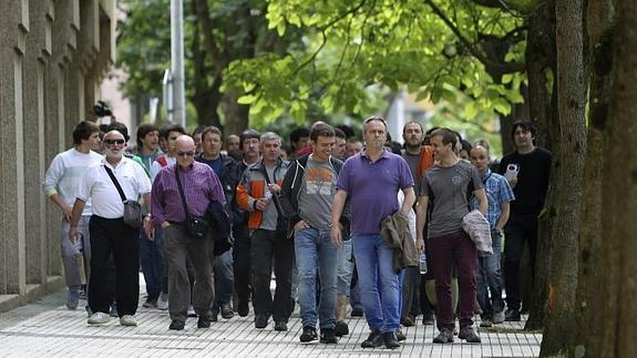 Varias personas han acompañado a los imputados al cuartel de la Guardia Civil.