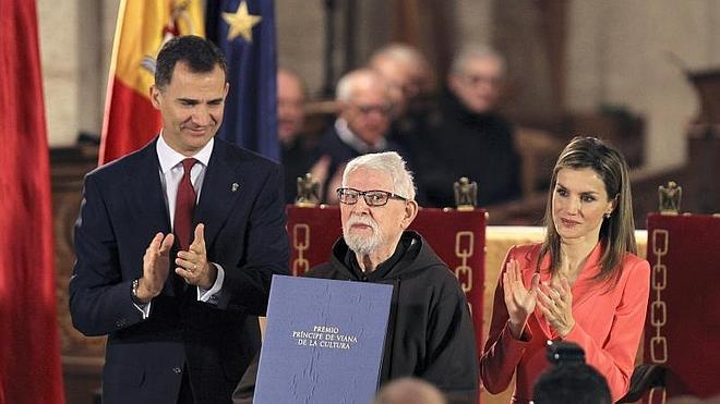 Don Felipe y doña Letizia, junto al galardonado Tarsicio de Azcona.