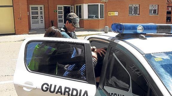 Traslado de una mujer detenida en la 'Operación Cerraja'.
