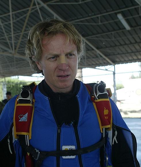 Bultó con su traje de paracaidismo