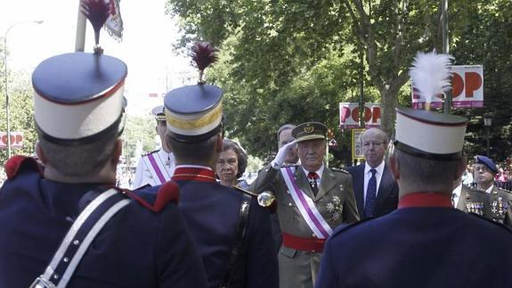 El rey Juan Carlos saluda durante el acto. 