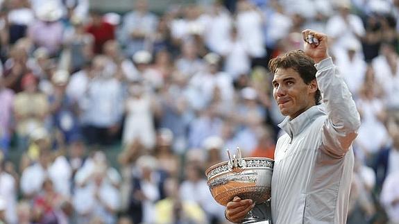 Nadal, visiblemente emocionado, con el trofeo.