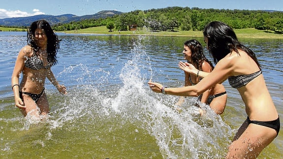 Unas jóvenes se bañan en el pantano de Ullibarri-Gamboa