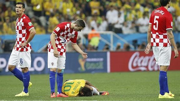 Neymar se duele en el suelo en el partido inaugural del Mundial frente a Croacia.