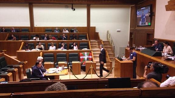 La ikurriña colocada en el escaño de Urkullu.