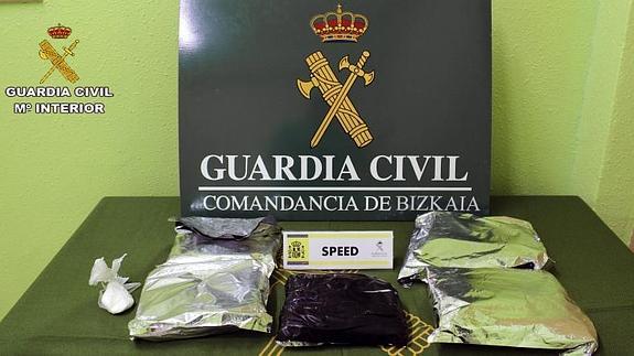 Droga incautada por la Guardia Civil en la operación desarrollada en Barakaldo.