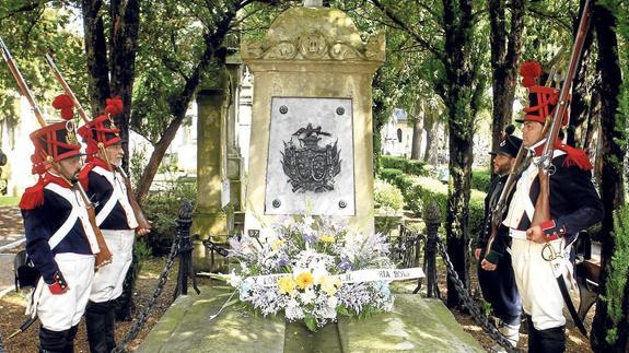 Tres recreadores vestidos de franceses y uno de tirador de Castilla rinden honores en la tumba del general Álava.