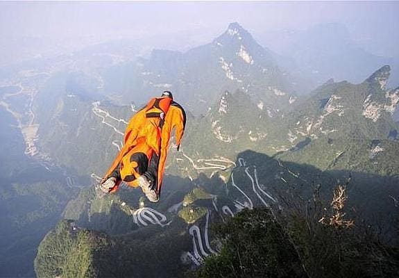 El húngaro Victor Kovats salta en los montes de Tianmen (China). Al día siguiente de tomarse esta imagen, Kovats, que tenía 700 saltos, se estrelló.
