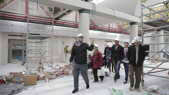 Un grupo guiado visita las obras del palacio Europa