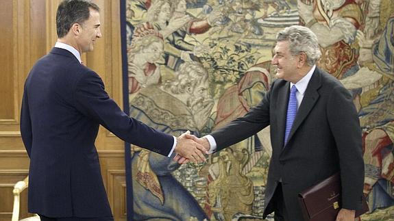 El Rey Felipe VI saluda al presidente de Congreso de los Diputados, Jesús Posada.