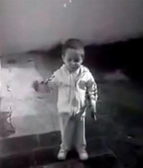 El niño argentino, jugando con las pompas de jabón. 